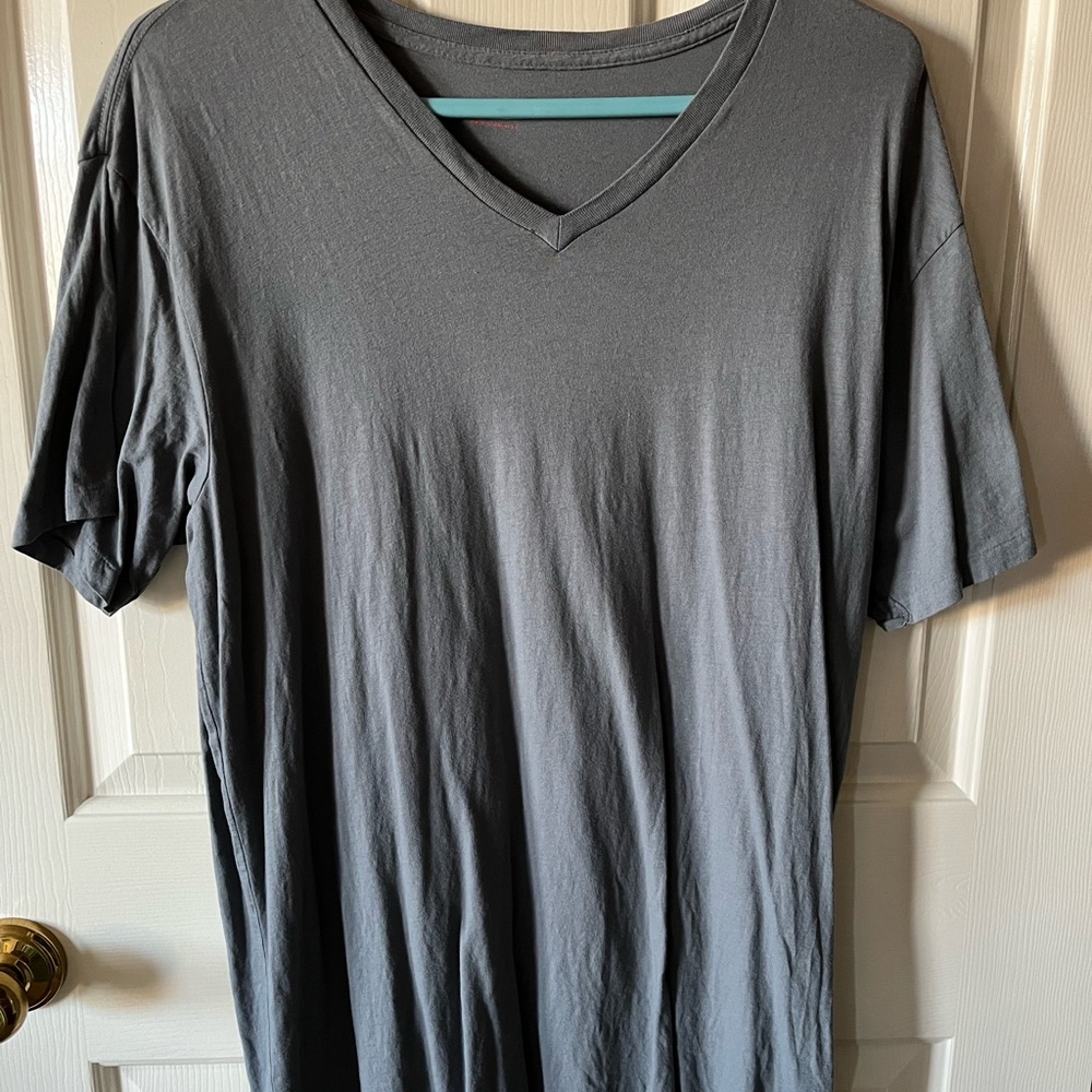 Gap Men’s Gray V-Neck Tee Shirt Size Large Short Sleeve EXCELLENT CONDITION